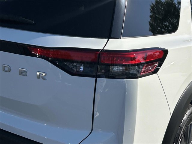 Used 2025 Nissan Pathfinder SV image 11