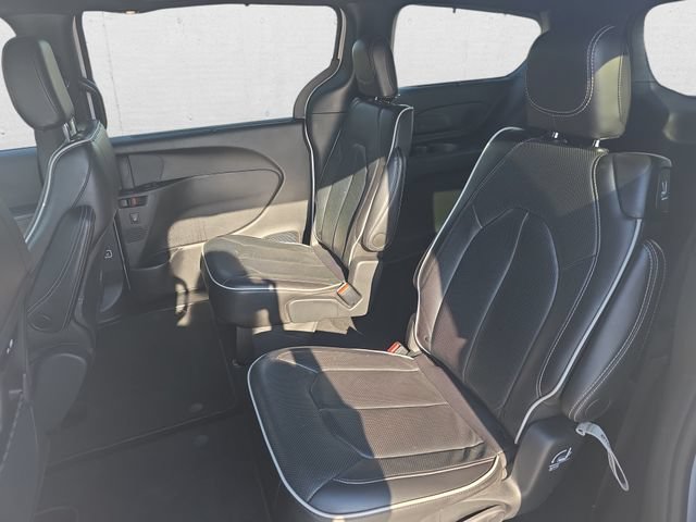 Used 2025 Chrysler Pacifica Limited FWD image 16