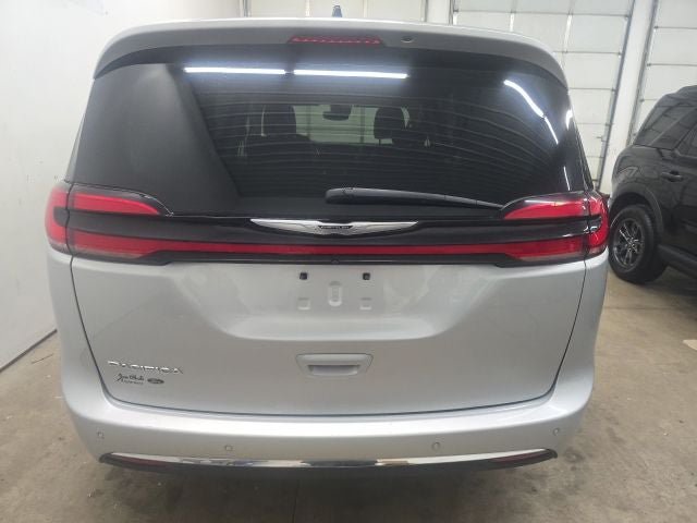 Used 2024 Chrysler Pacifica Touring-L FWD image 10