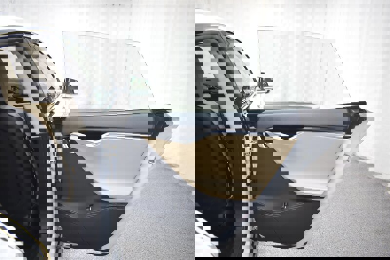 Used 2015 Tesla Model S 85D image 30