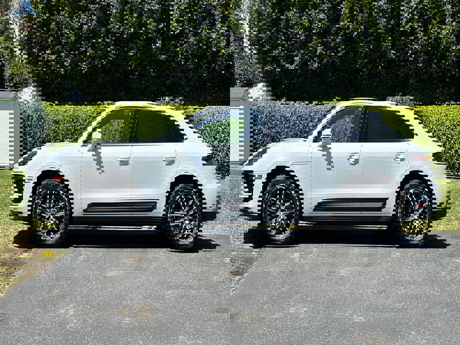New 2026 Porsche Macan AWD/4WD image 2