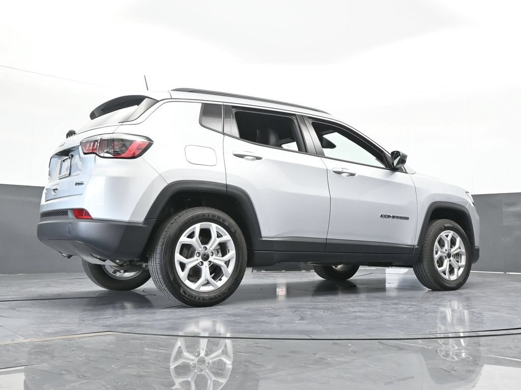 Used 2025 Jeep Compass Latitude AWD/4WD image 30