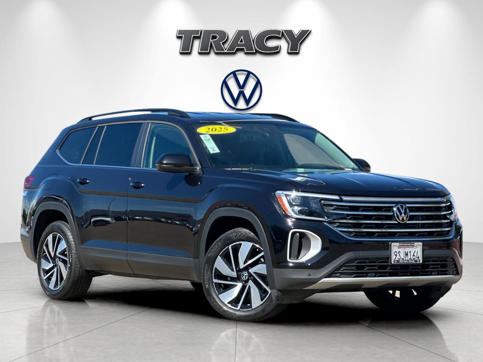 Used 2025 Volkswagen Atlas SE AWD/4WD image 2