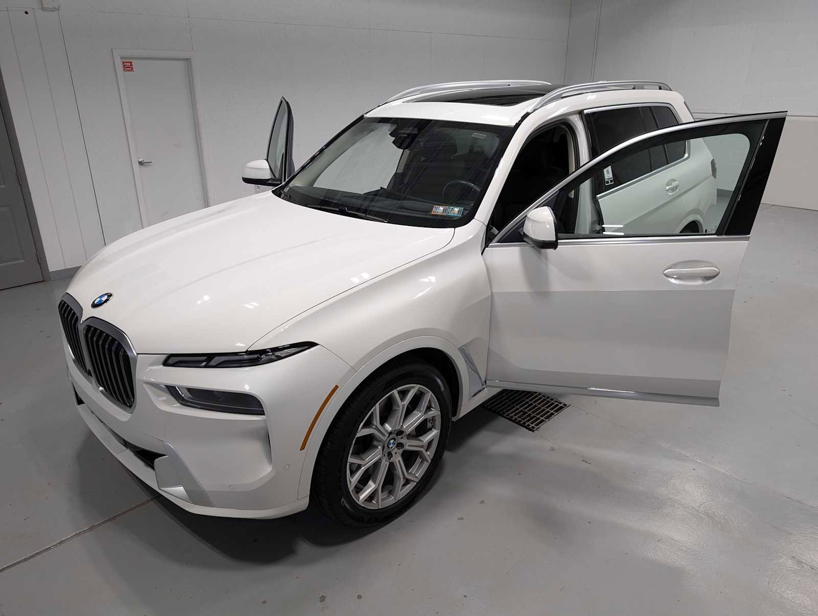 Used 2023 BMW X7 xDrive40i w/ Climate Comfort Package image 15