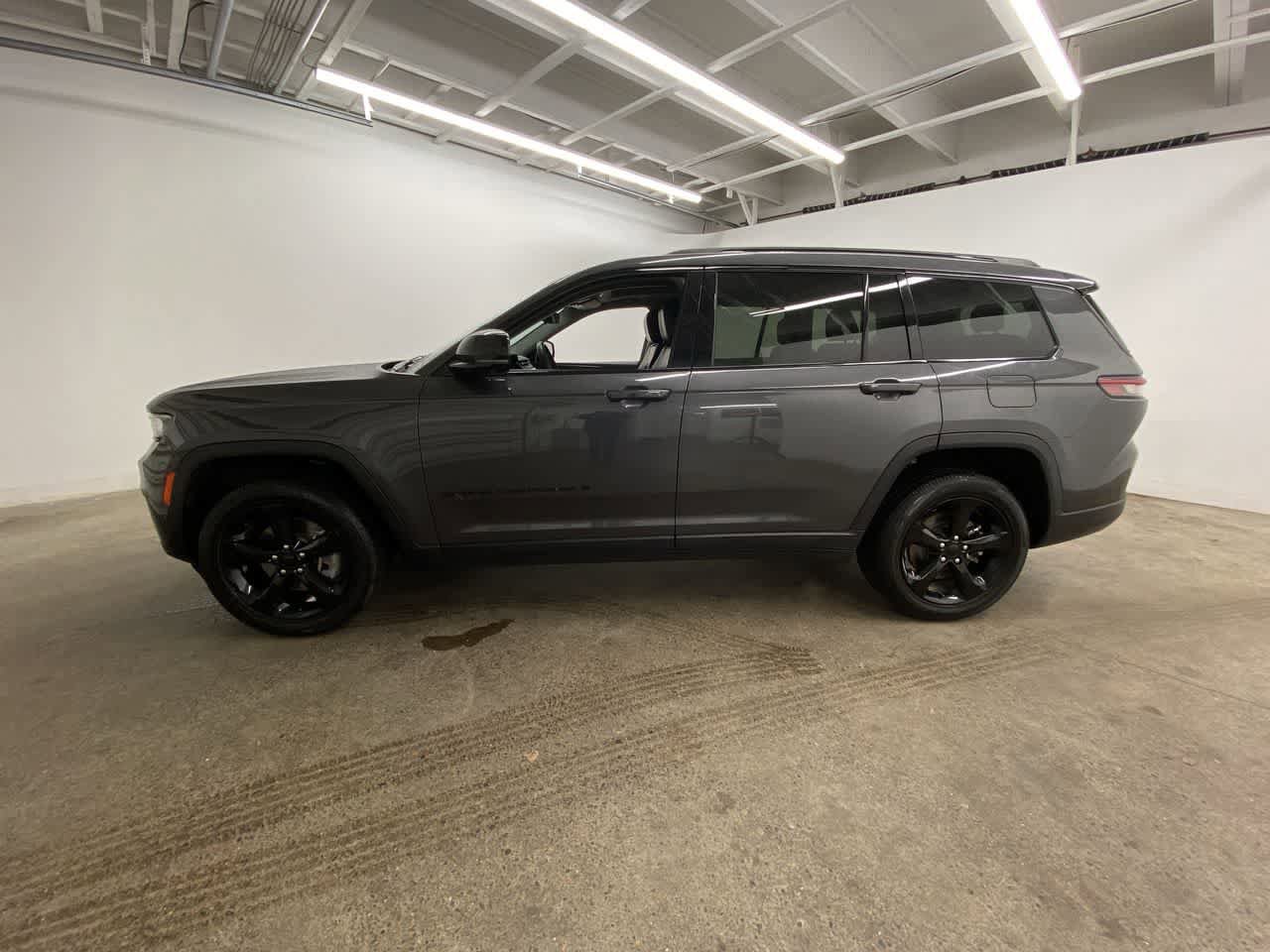 Used 2022 Jeep Grand Cherokee L Limited w/ Luxury Tech Group II AWD/4WD image 3
