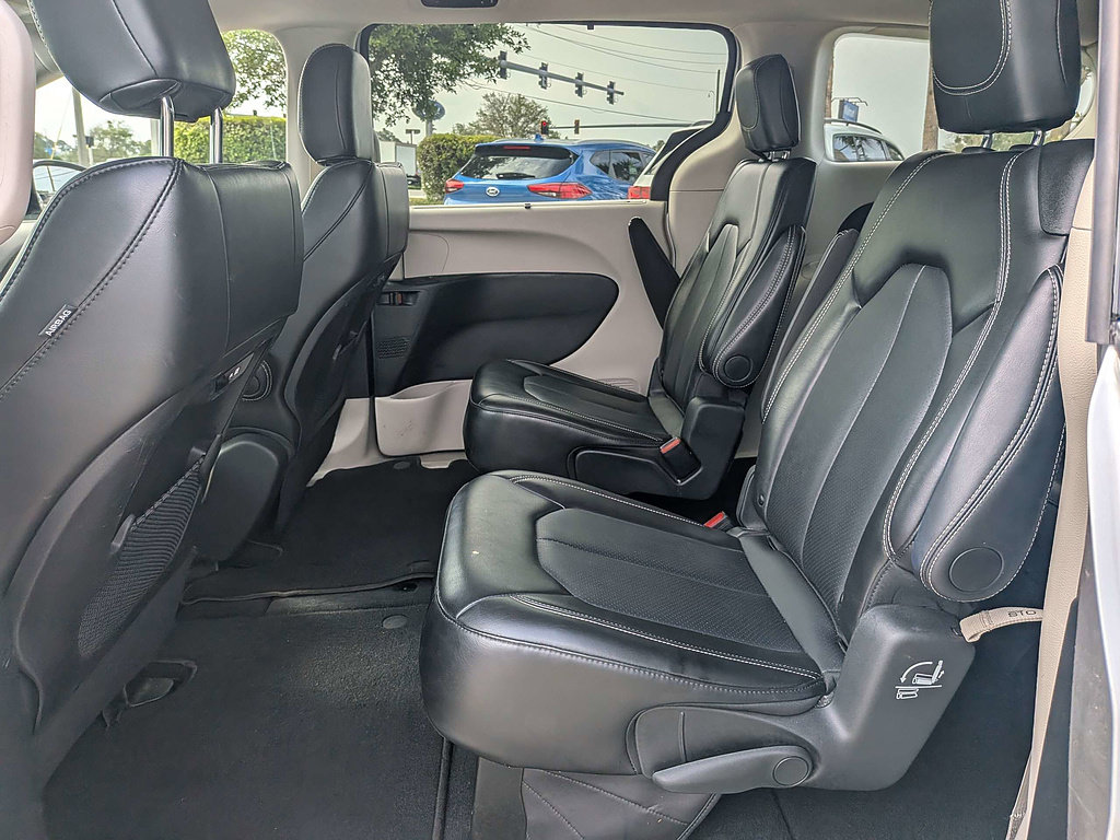 Used 2024 Chrysler Pacifica Touring-L FWD image 14