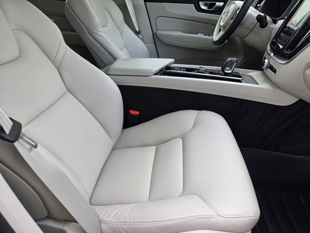 Used 2024 Volvo XC60 B5 Plus AWD/4WD image 11