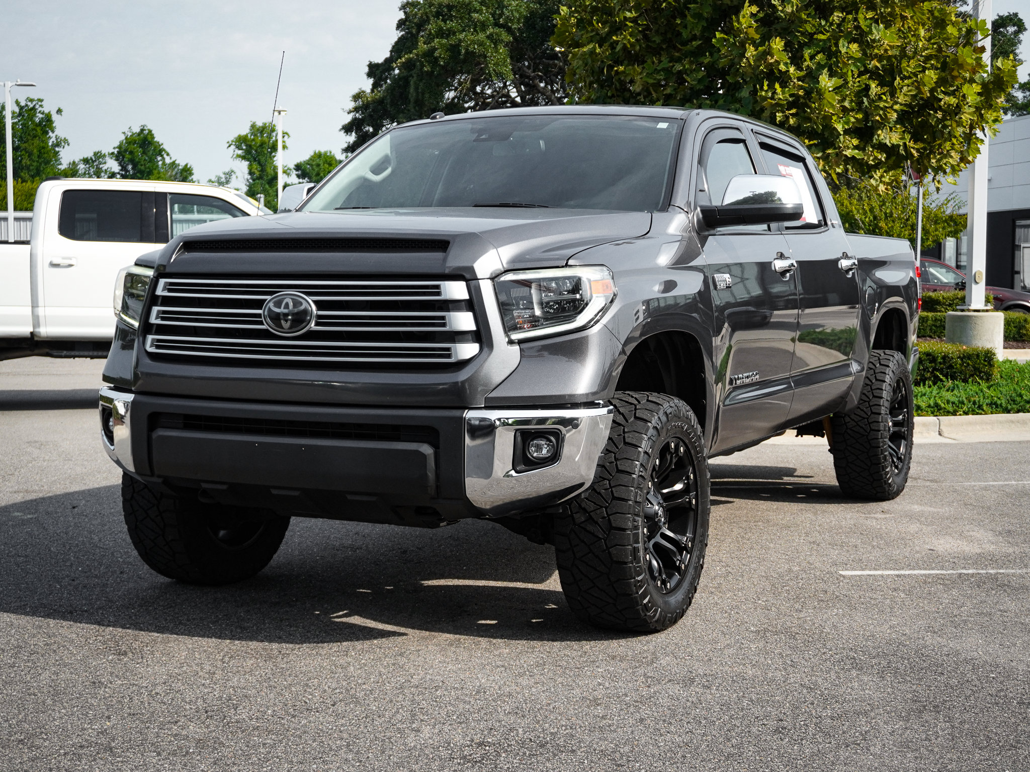 Used 2018 Toyota Tundra Limited w/ Limited Premium Package AWD/4WD image 5