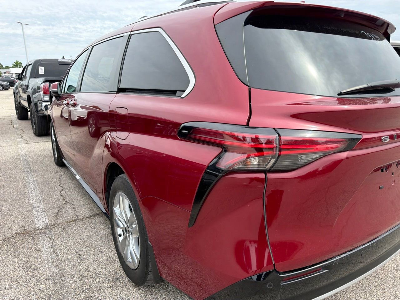 Used 2024 Toyota Sienna Limited FWD image 7