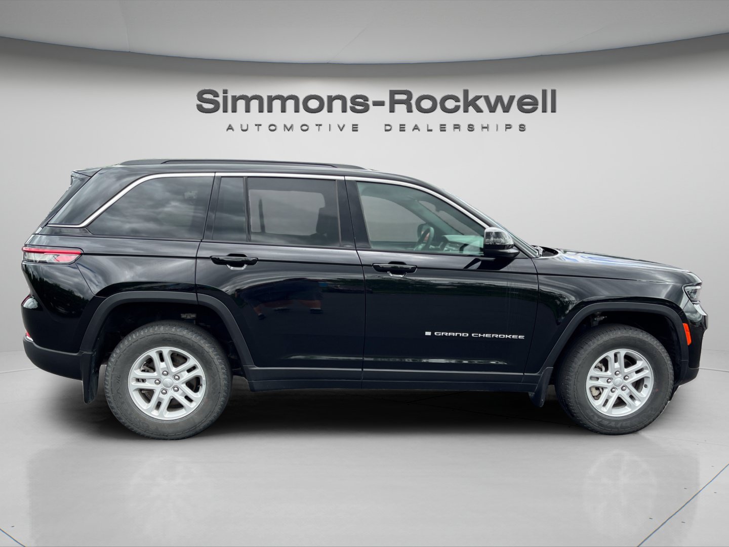 Used 2024 Jeep Grand Cherokee Laredo w/ Luxury Tech Group I AWD/4WD image 6