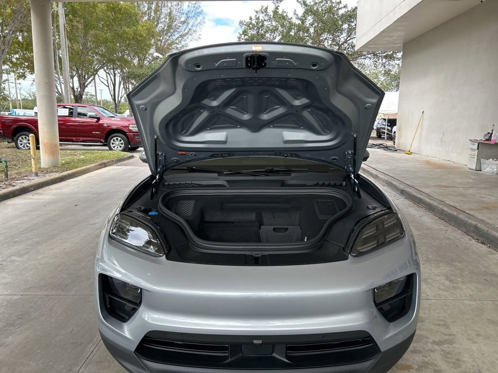 Used 2025 Porsche Macan Electric image 11