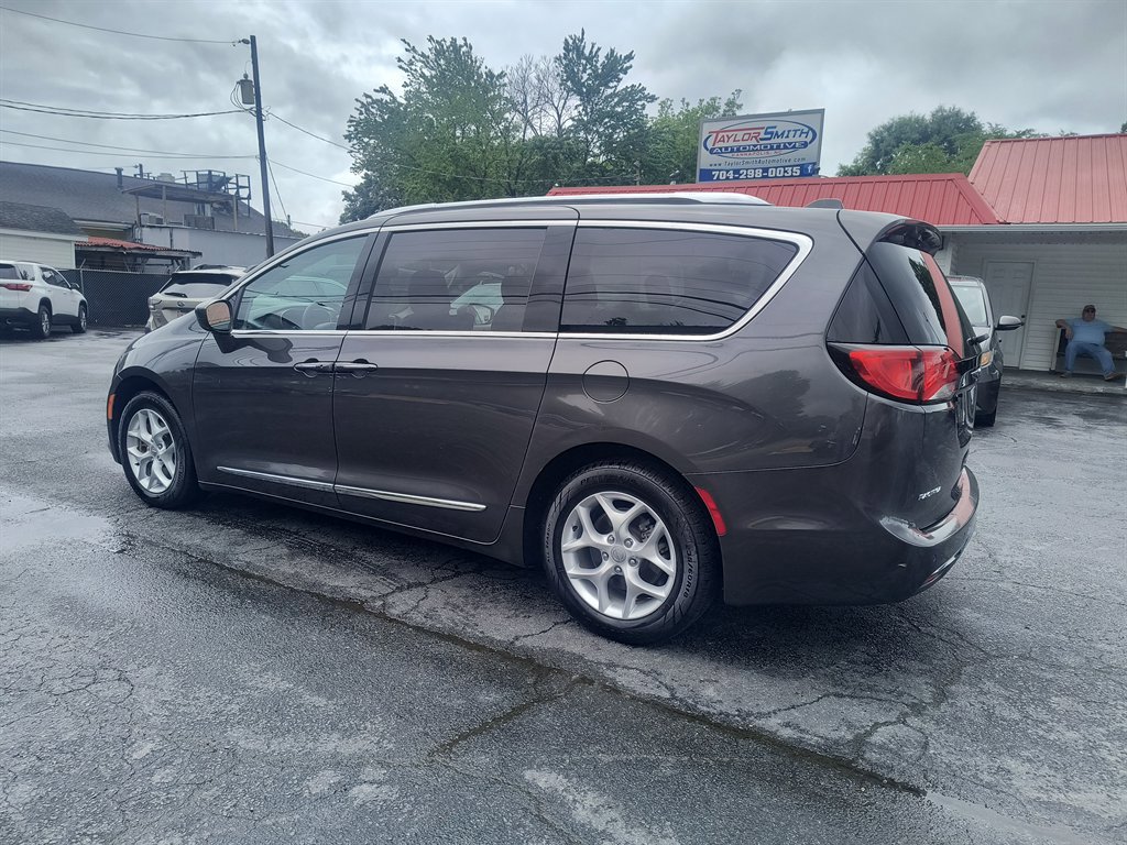 Used 2018 Chrysler Pacifica Touring-L Plus FWD image 3