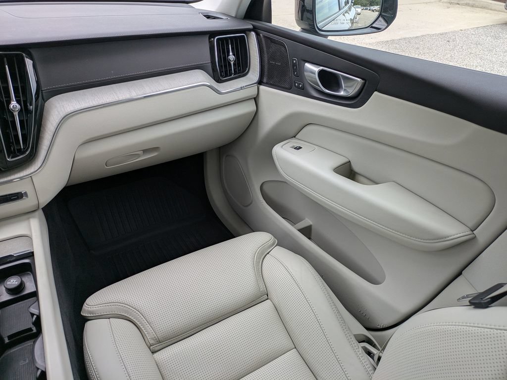 Certified 2023 Volvo XC60 B6 Ultimate w/ Protection Package Premier AWD/4WD image 17