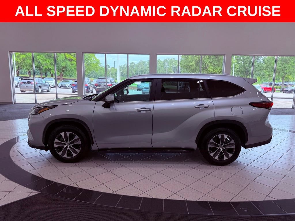 Used 2023 Toyota Highlander XLE FWD image 4