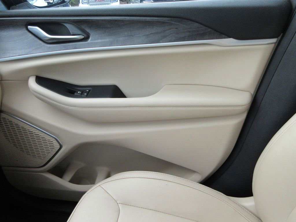 Used 2022 Jeep Grand Cherokee L Limited w/ Black Appearance Package AWD/4WD image 36