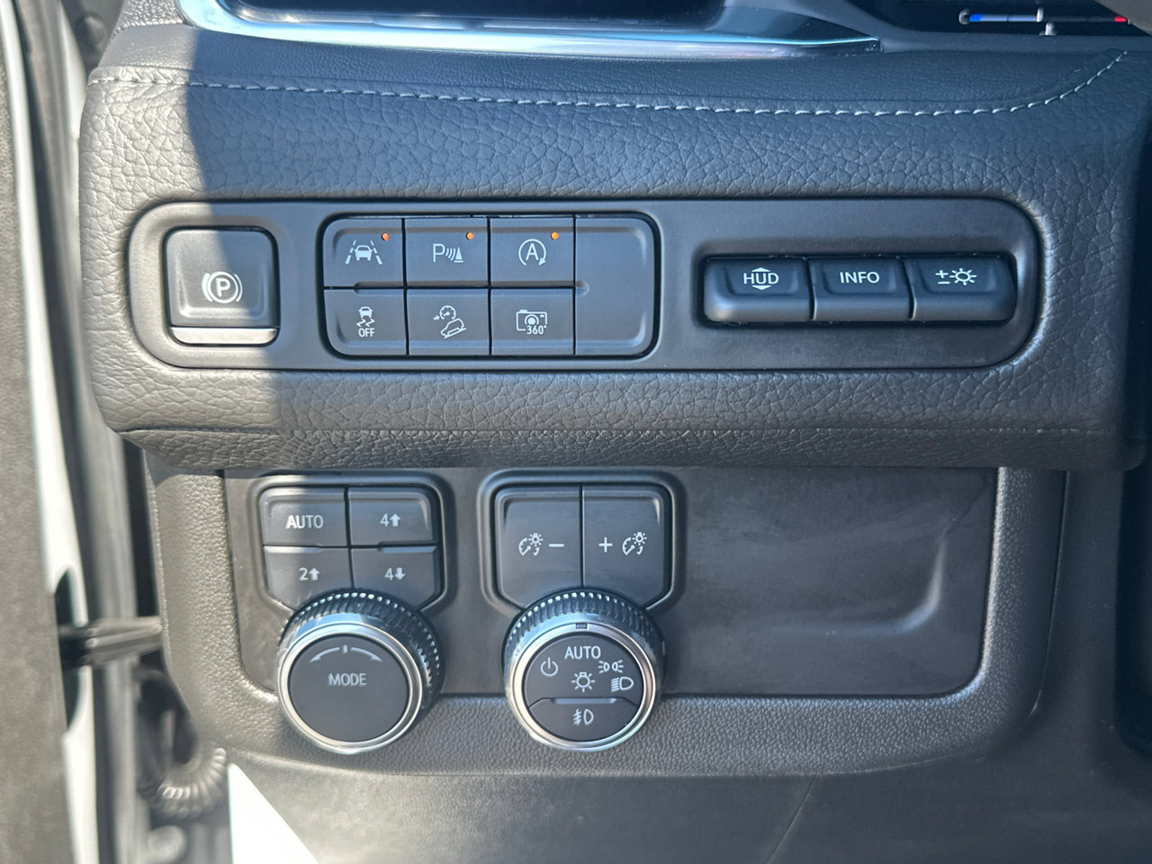 Used 2023 GMC Yukon XL Denali AWD/4WD image 33