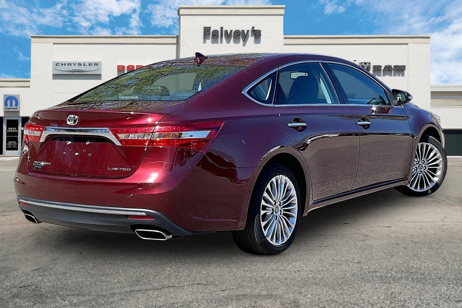 Used 2018 Toyota Avalon Limited w/ All Weather Liner Package FWD image 2