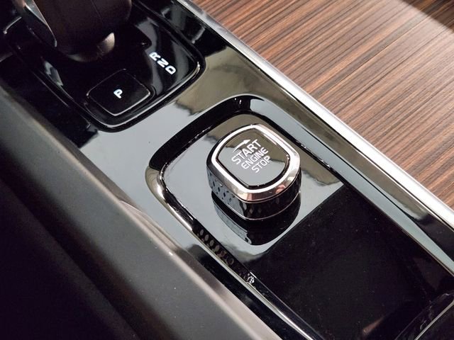 Used 2023 Volvo XC60 B5 Plus image 21