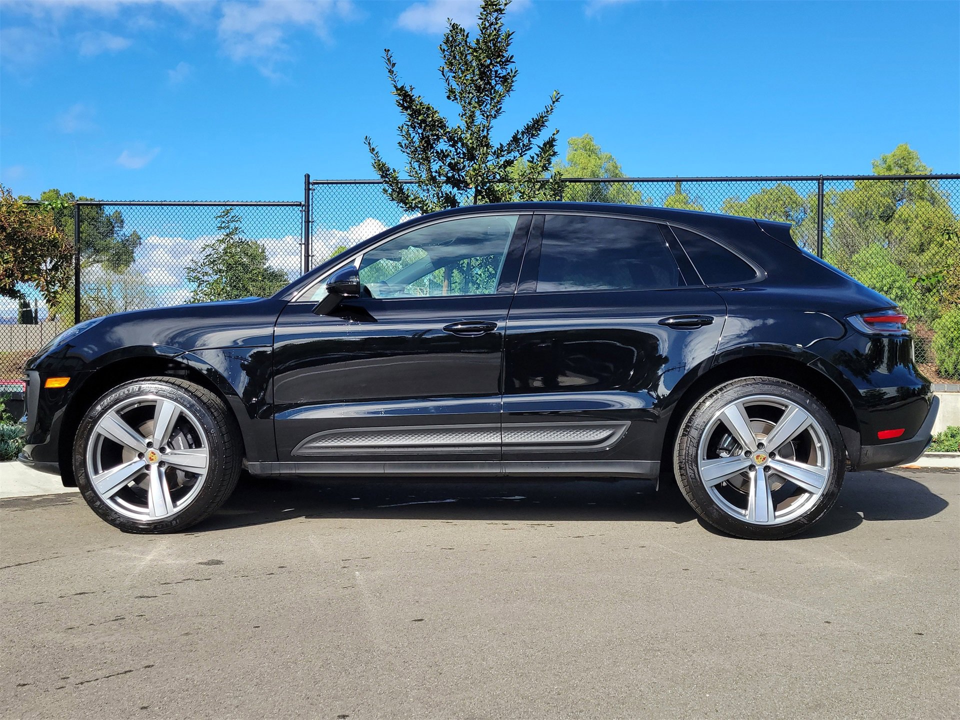 Used 2025 Porsche Macan image 2