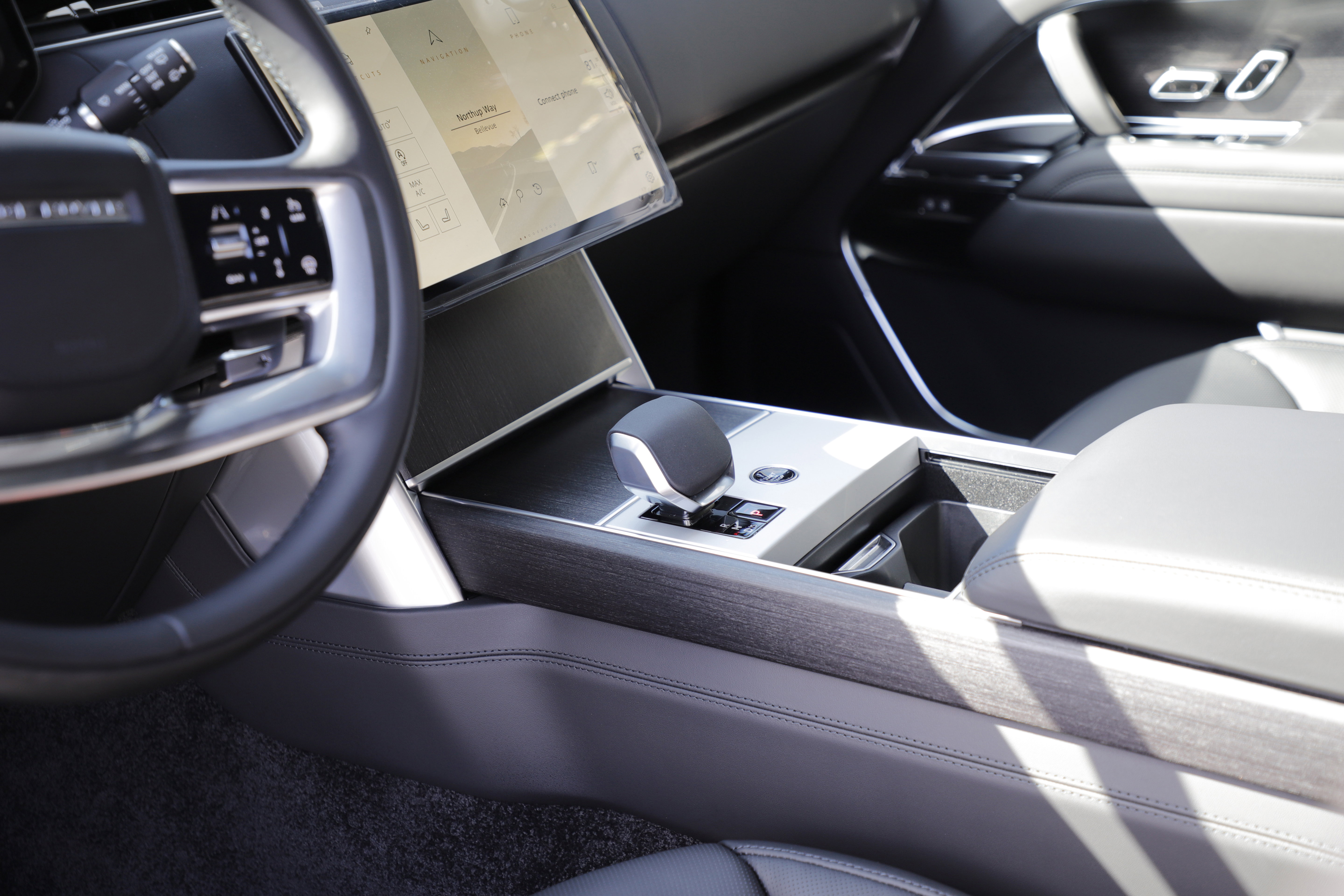 New 2026 Land Rover Range Rover Long Wheelbase SE AWD/4WD image 17