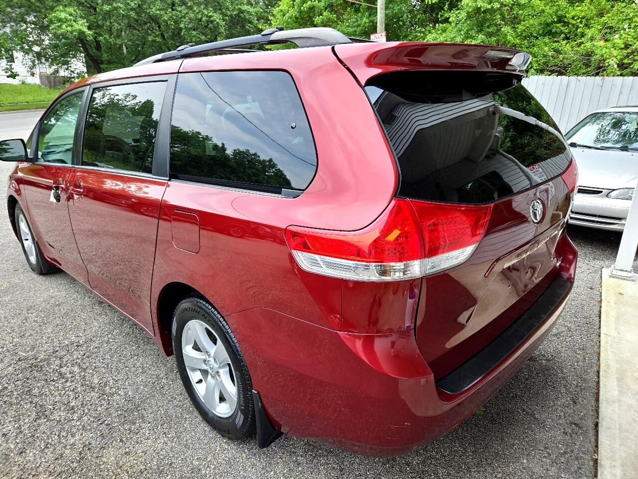 Used 2014 Toyota Sienna LE image 3