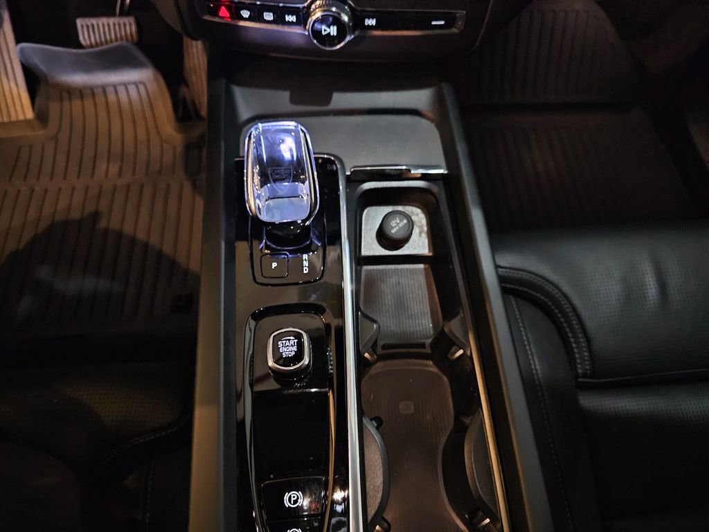Certified 2025 Volvo XC60 B5 Ultra image 25