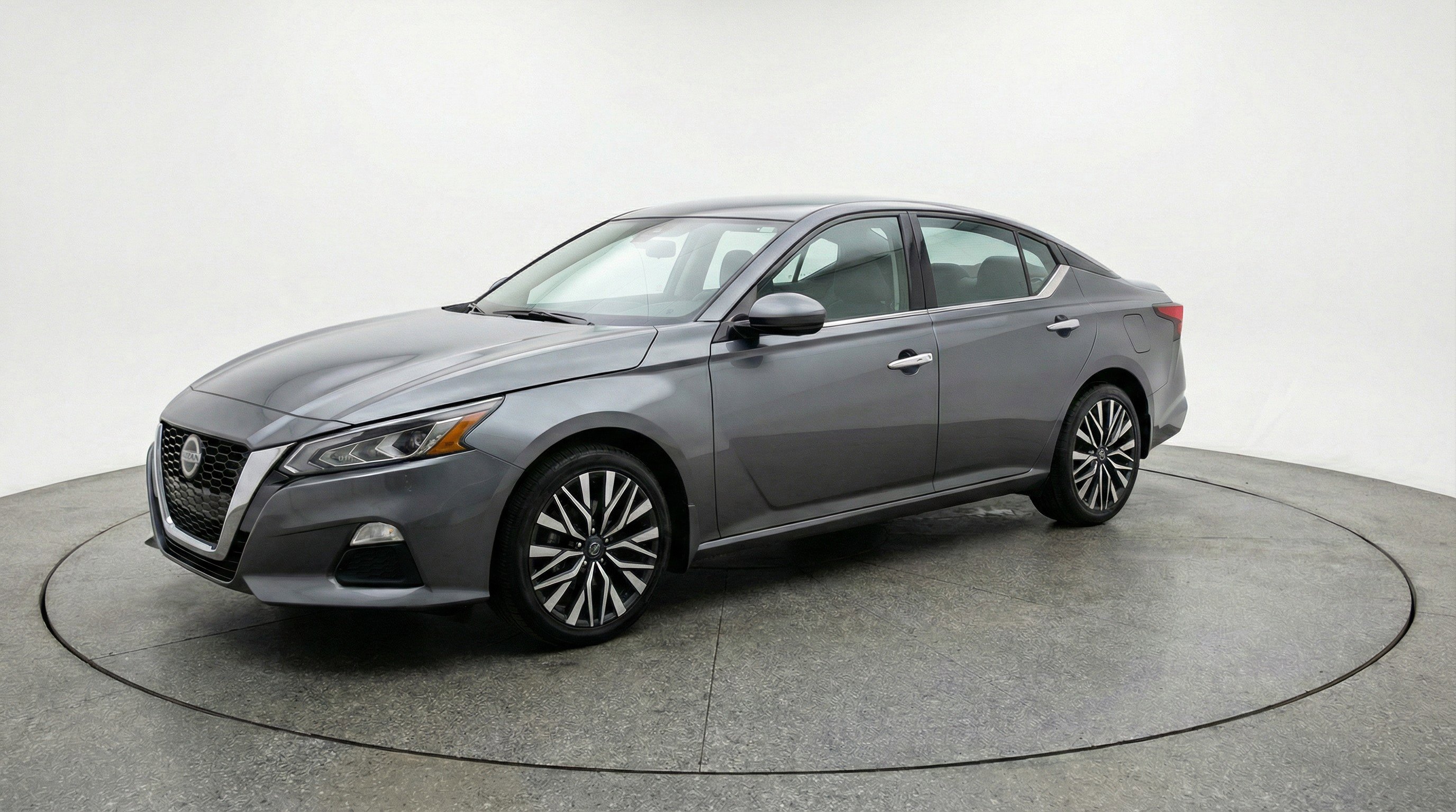 Used 2025 Nissan Altima 2.5 SV FWD image 3