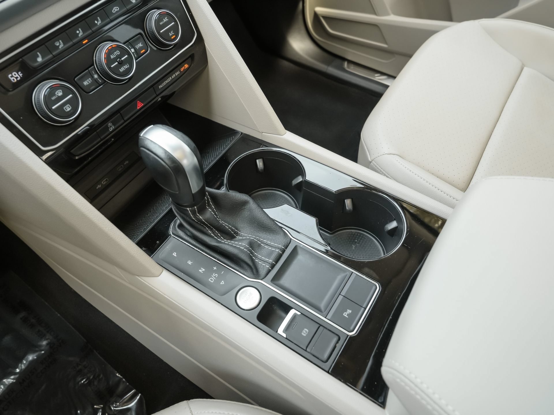 Used 2022 Volkswagen Atlas SE w/ Panoramic Sunroof Package FWD image 12