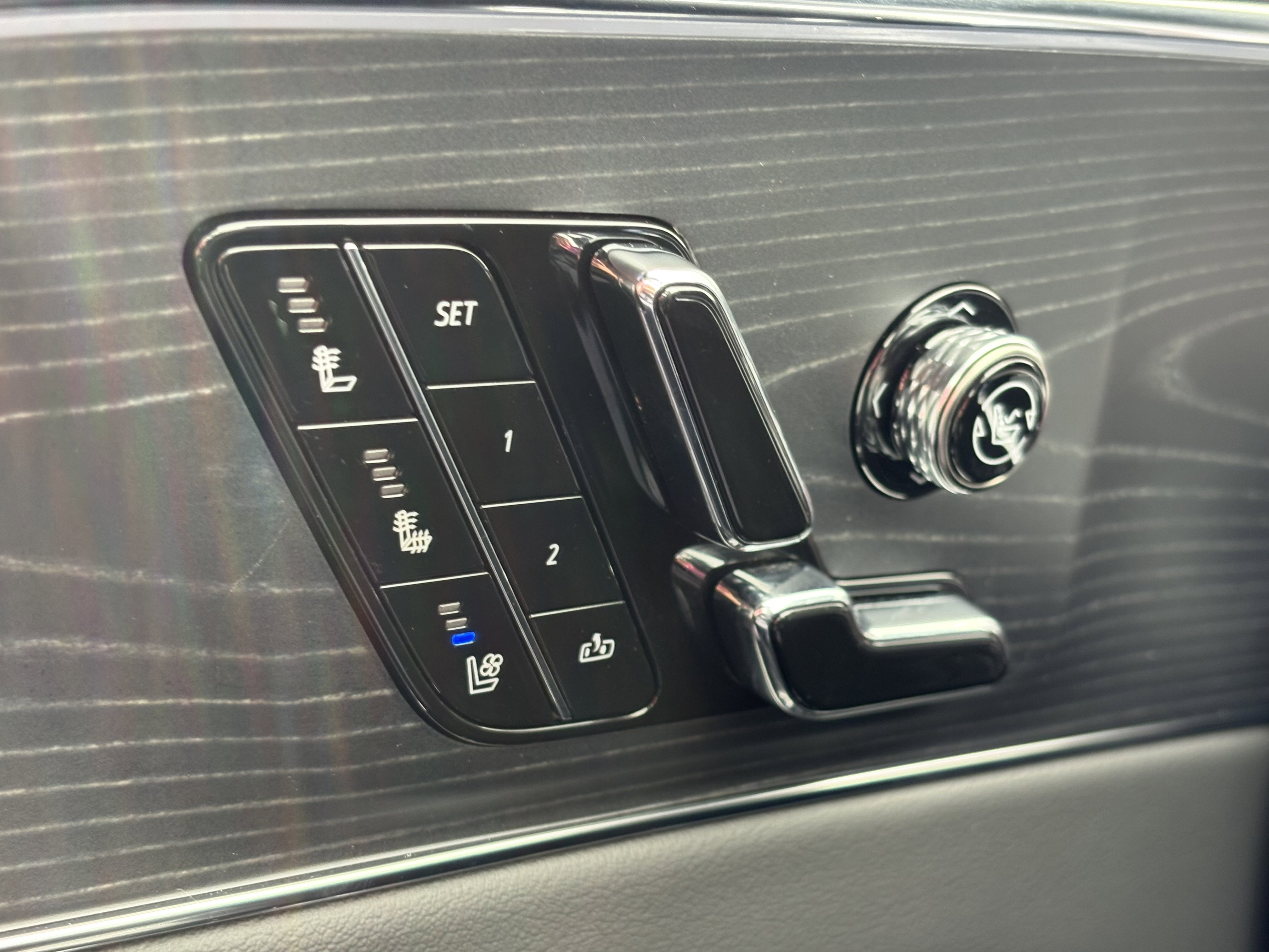Certified 2024 Cadillac Lyriq Luxury AWD/4WD image 33
