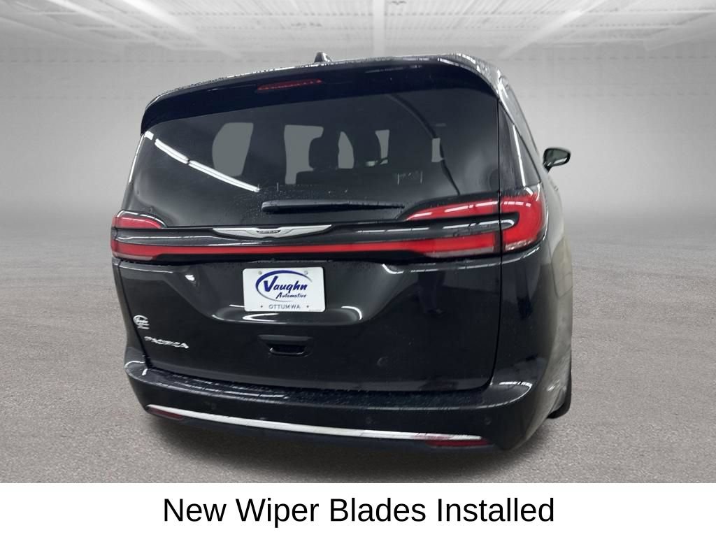 Used 2025 Chrysler Pacifica Select FWD image 12