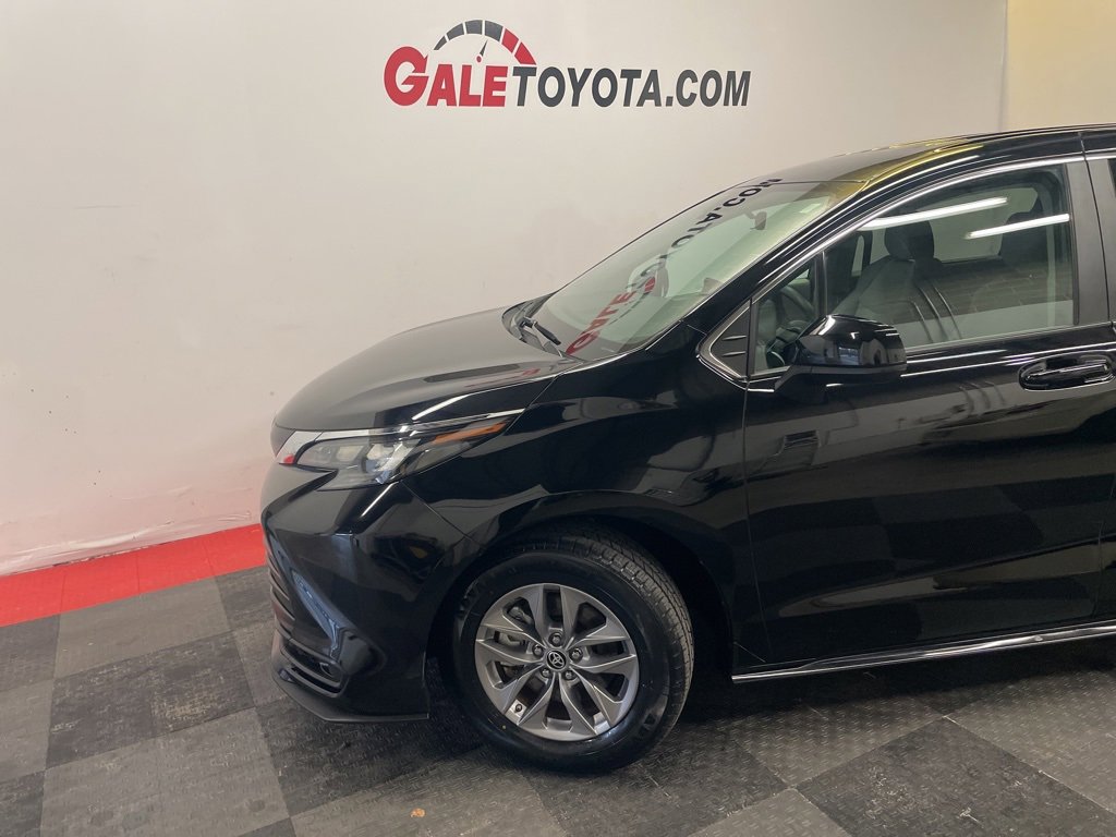 Used 2024 Toyota Sienna LE image 3