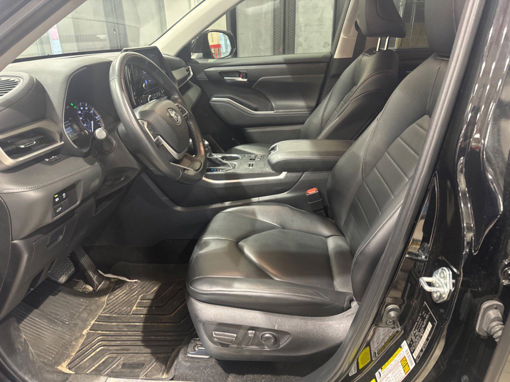 Used 2024 Toyota Highlander XLE image 40