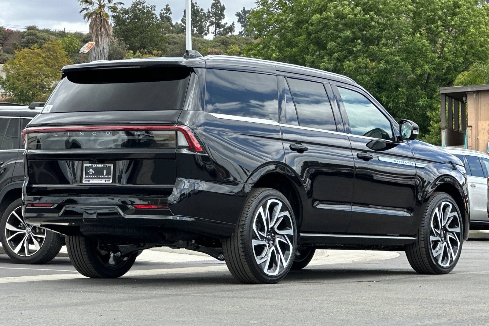 New 2026 Lincoln Navigator Reserve AWD/4WD image 3
