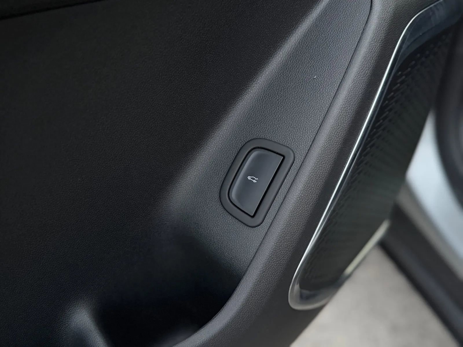 Used 2024 Chevrolet Traverse Z71 w/ LPO, Cargo Package image 29