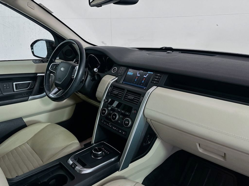 Used 2017 Land Rover Discovery Sport HSE Luxury image 31