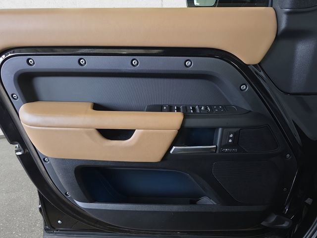 Used 2025 Land Rover Defender 110 X-Dynamic SE image 25