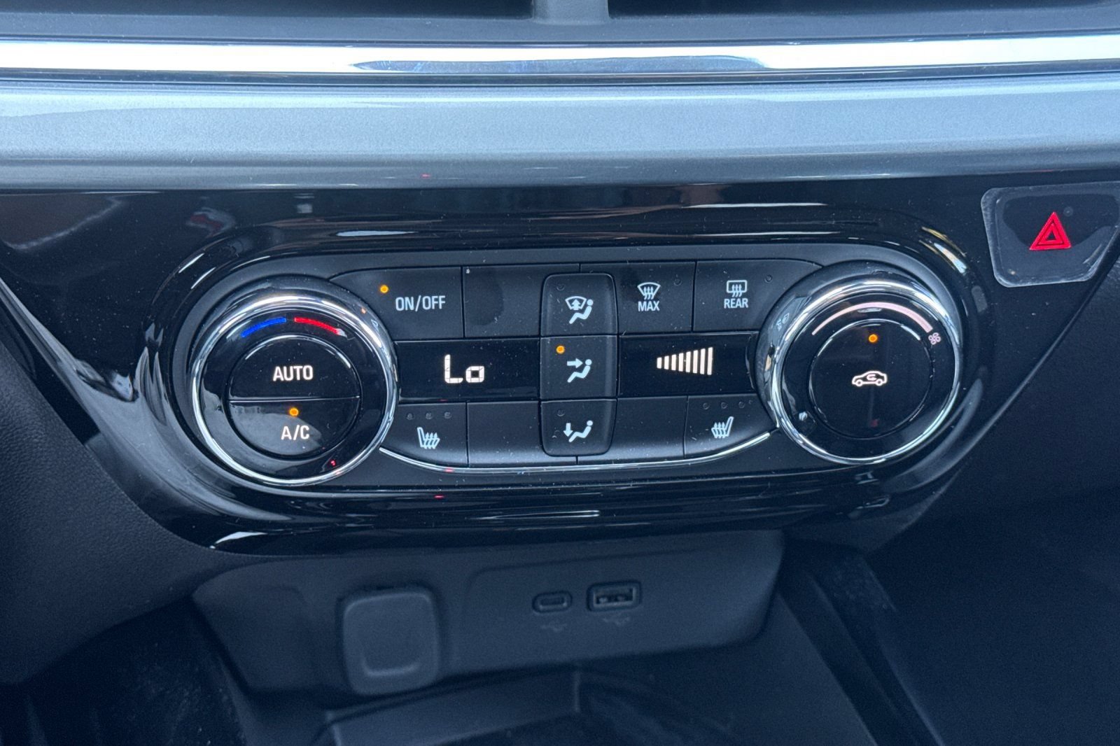 Used 2026 Chevrolet Trax LT w/ Sunroof Package FWD image 30