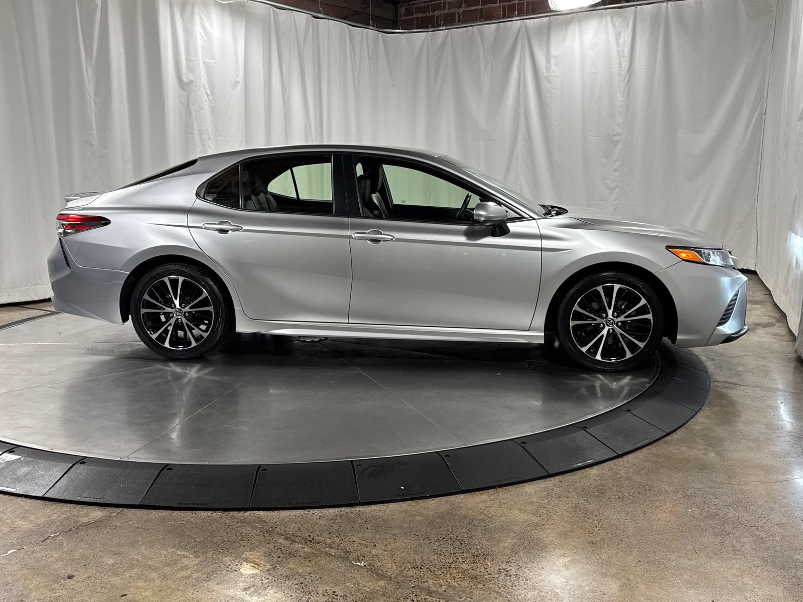 Used 2018 Toyota Camry SE FWD image 11