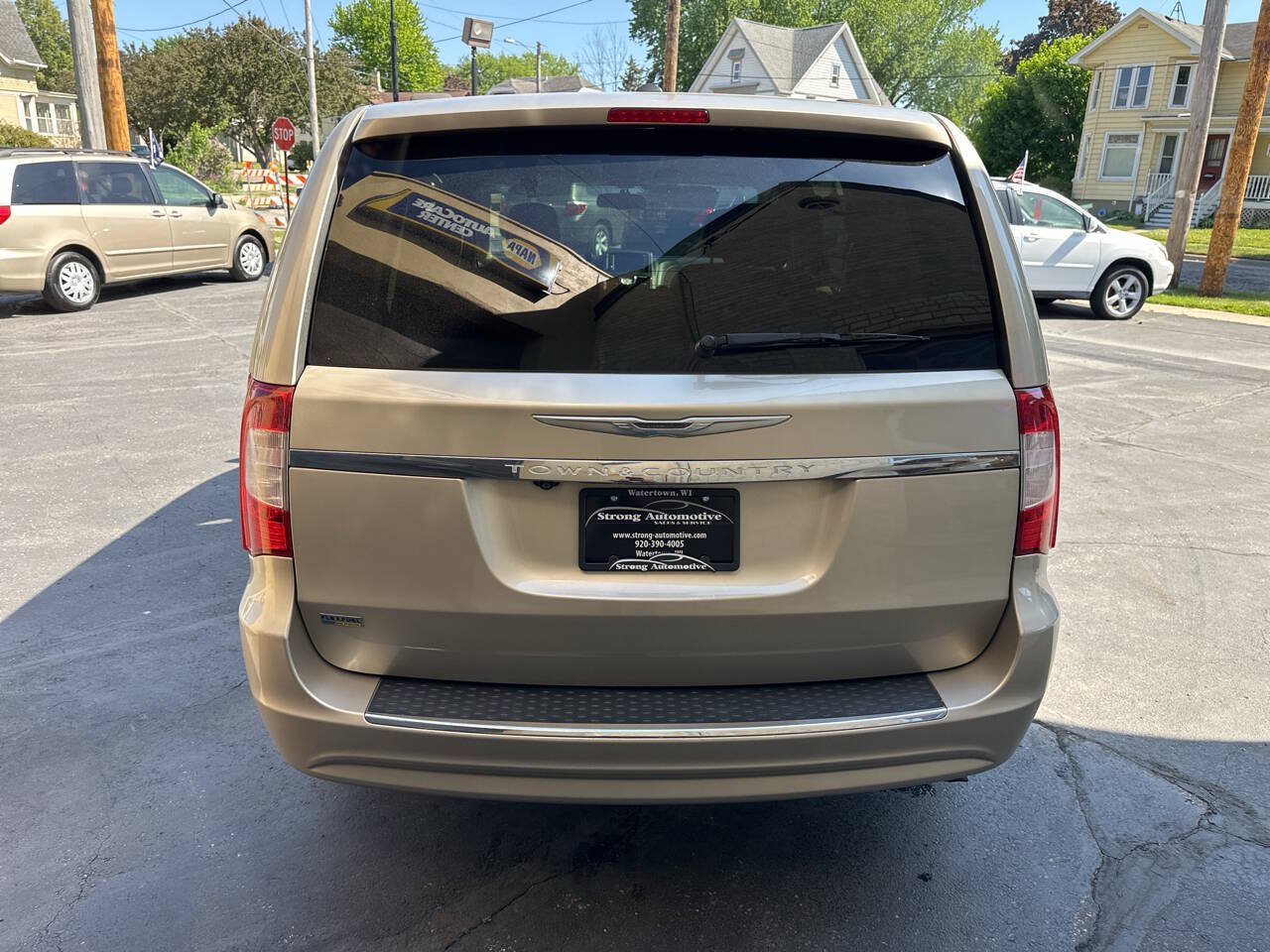 Used 2015 Chrysler Town & Country Touring FWD image 3