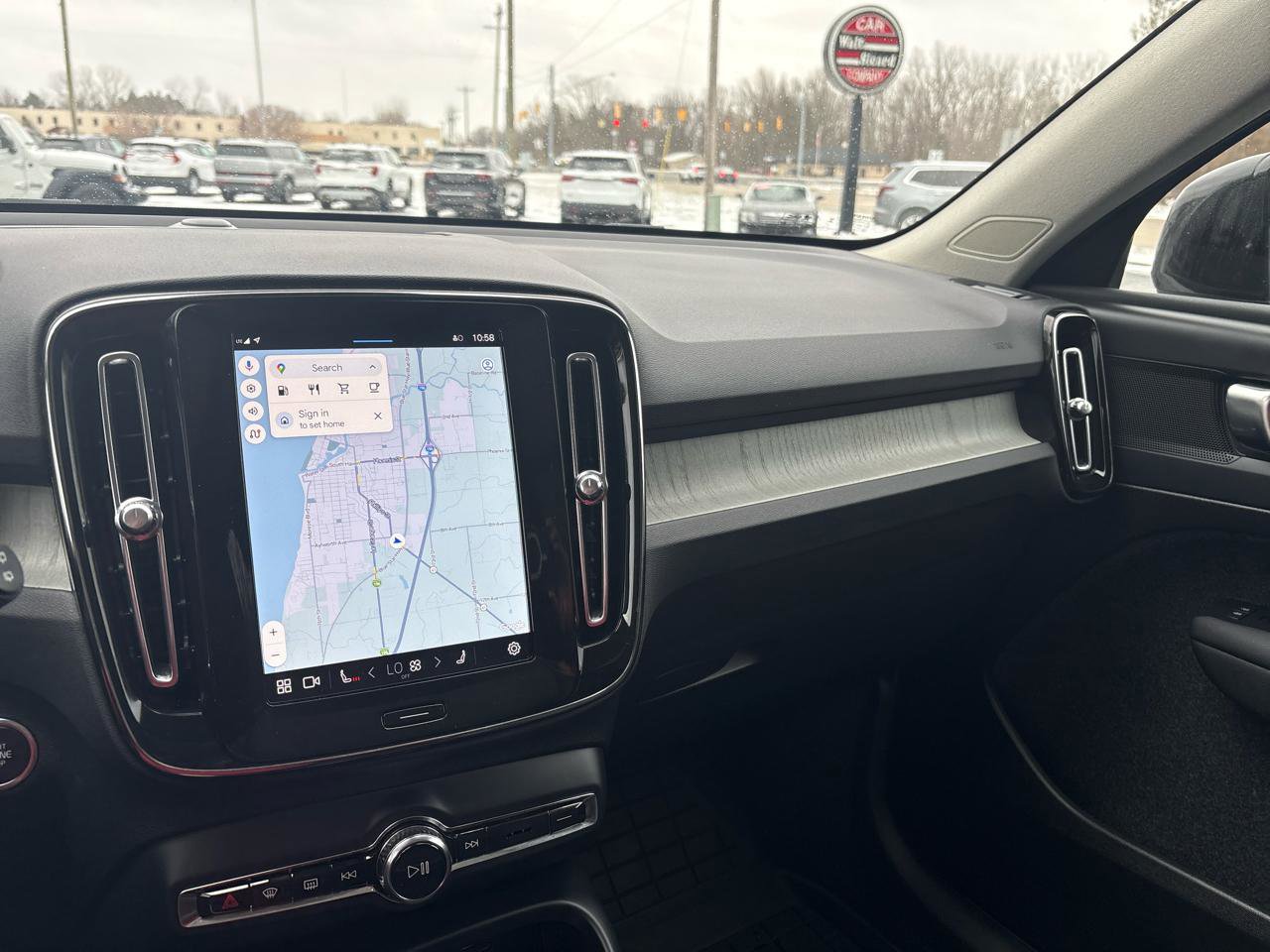 Used 2024 Volvo XC40 B5 Plus image 17