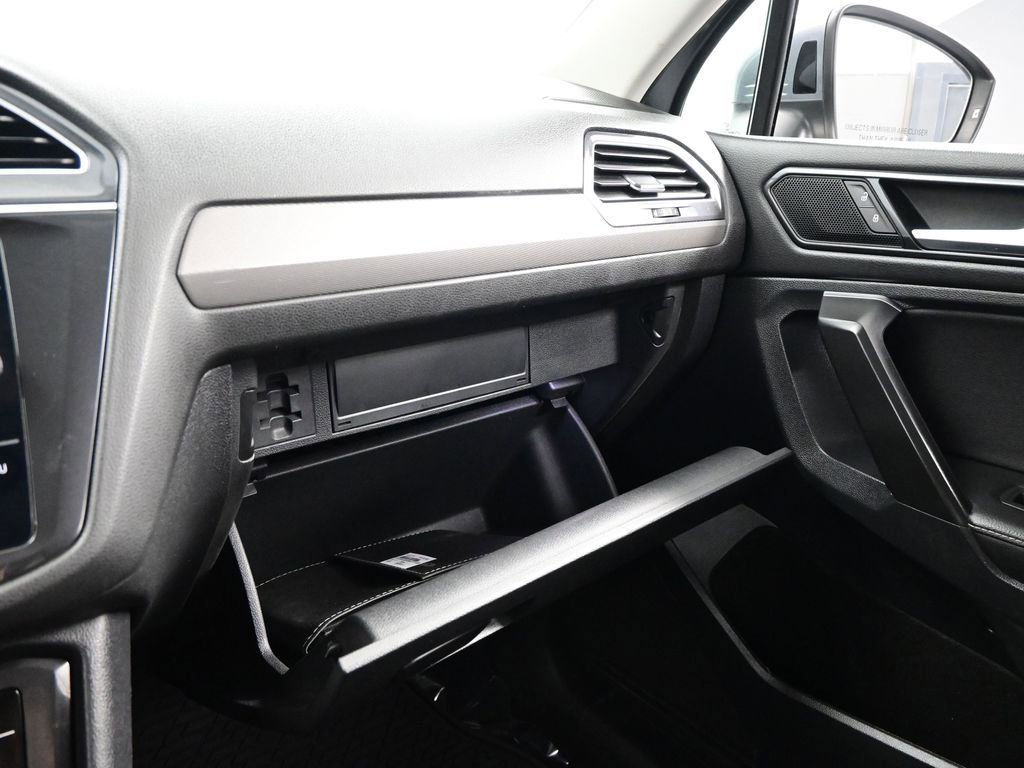 Used 2022 Volkswagen Tiguan SE image 27