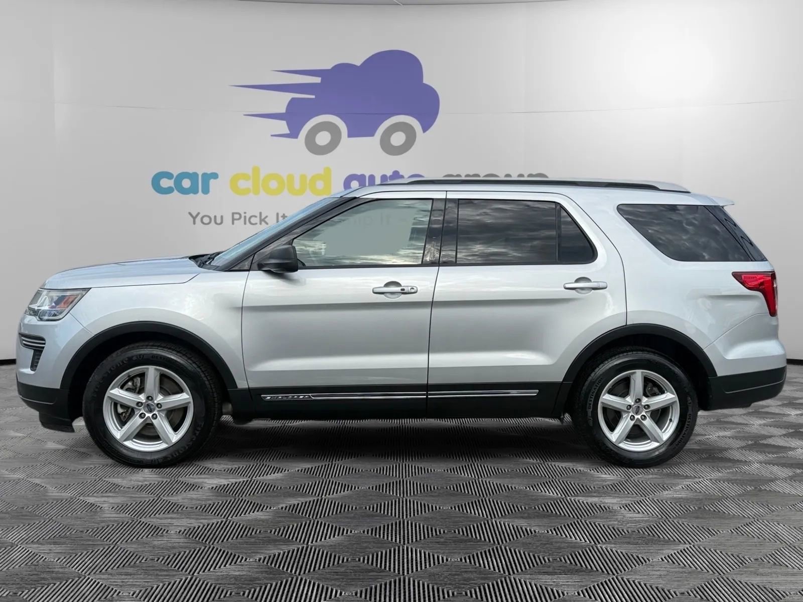 Used 2019 Ford Explorer XLT image 2