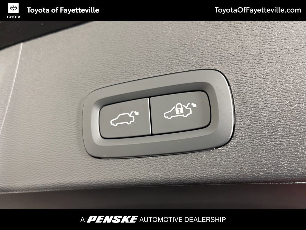 Used 2023 Volvo XC40 Recharge Plus image 11