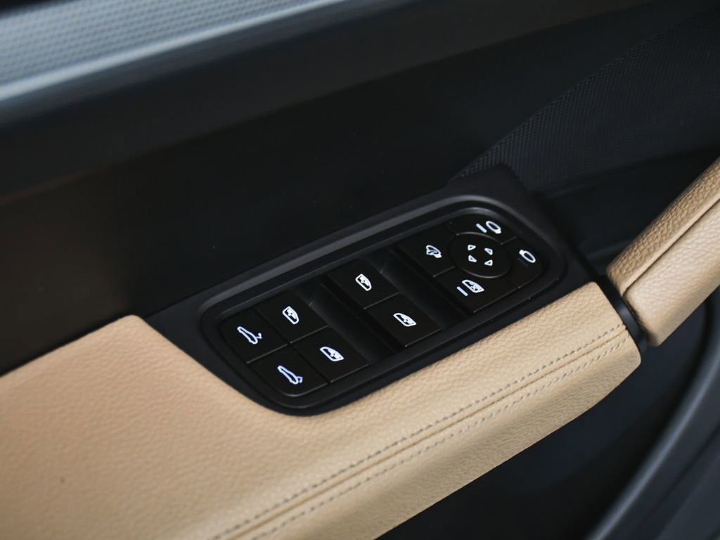 Used 2024 Porsche Cayenne Coupe AWD/4WD image 10