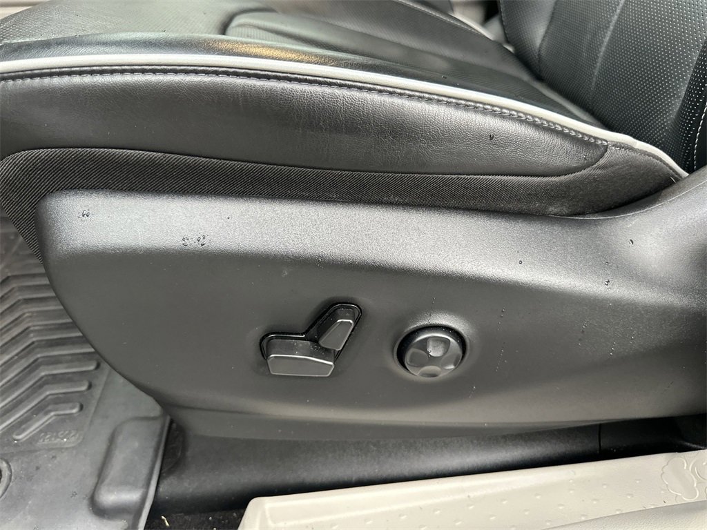 Used 2024 Chrysler Pacifica Limited w/ Uconnect Theater Family Group image 12