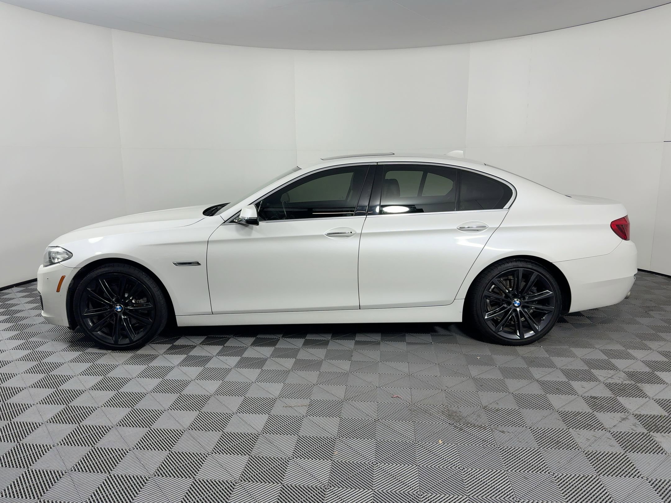 Used 2016 BMW 528i Sedan image 2
