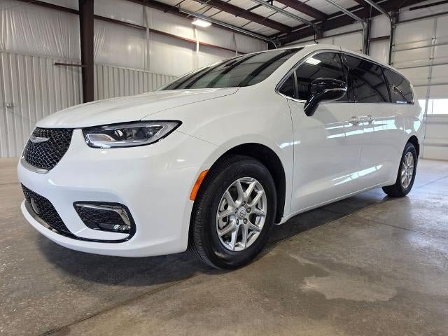 Used 2026 Chrysler Pacifica Select FWD image 2