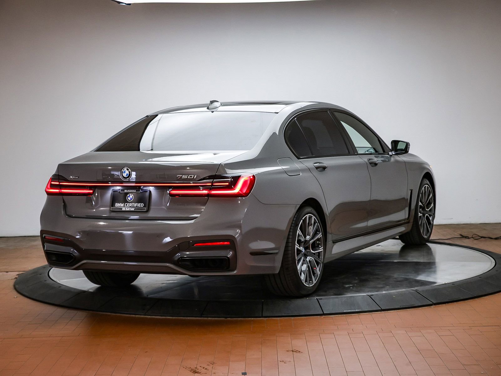 Certified 2022 BMW 750i xDrive w/ Luxury Rear Seating Package AWD/4WD image 5