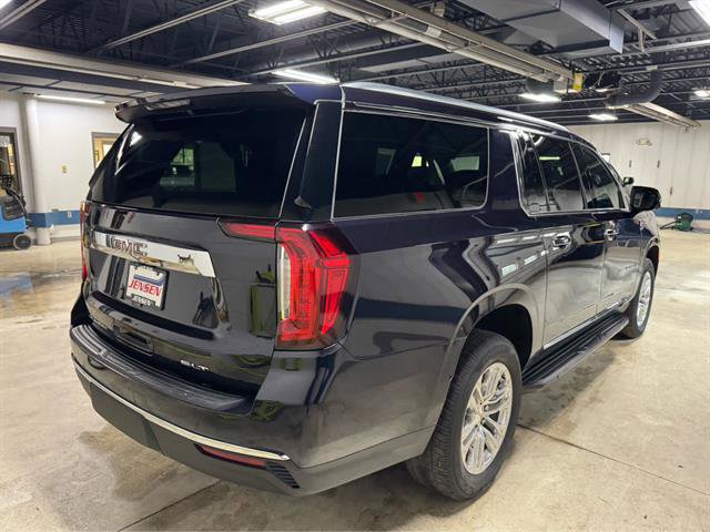 Used 2022 GMC Yukon XL SLT w/ SLT Premium Package AWD/4WD image 4