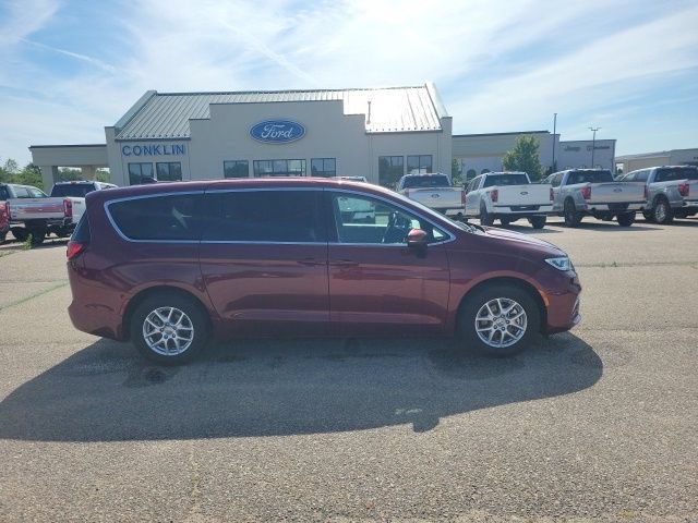 Used 2023 Chrysler Pacifica Touring-L FWD image 21